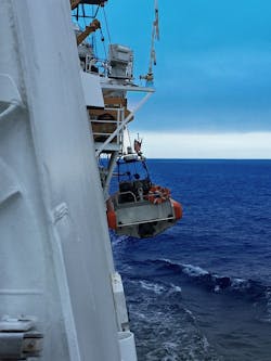 Dual-davit-at-sea-sb Dual-davit-at-sea-sb
