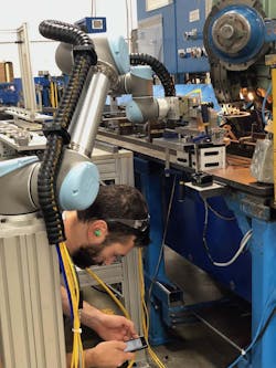 UR-Hirebotics1-sb UR-Hirebotics1-sb