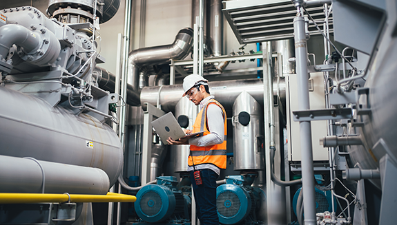 1663606608365 Engineerusinglaptoptoprogramplctomanagelargemachine