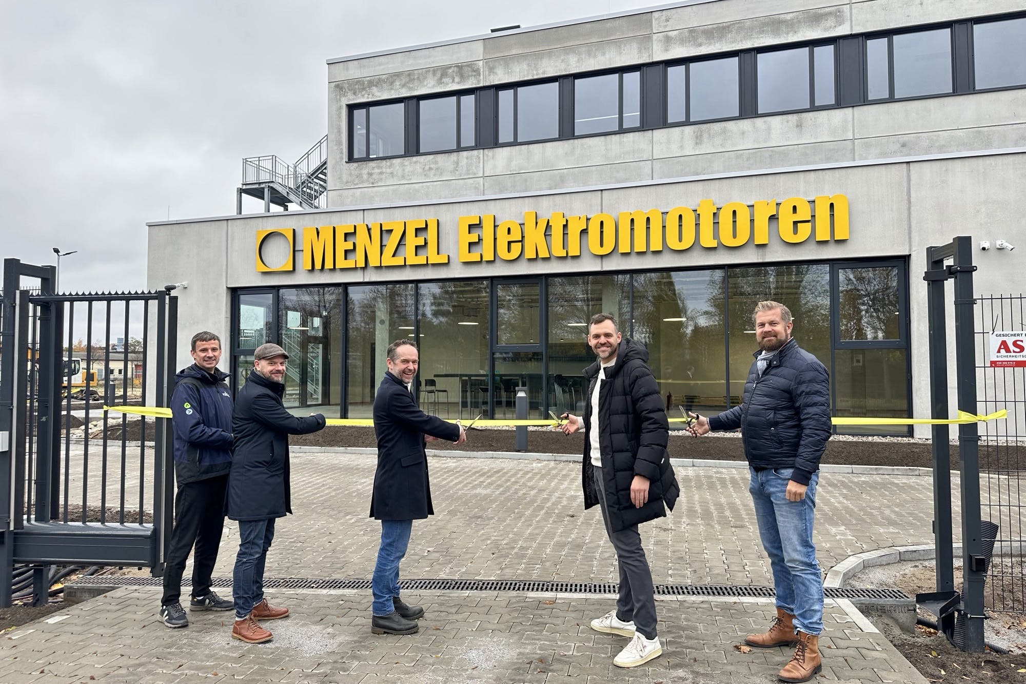 Ribbon-cutting ceremony took place at the new Menzel headquarters with Thomas Schreck (from left) and Matthias Jordt from the general contractor Vollack and, representing Menzel, Dirk Achhammer, Paul Bernhardt and Mathis Menzel.