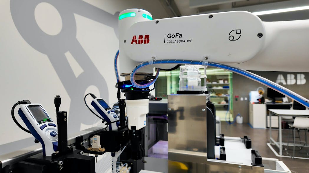 Figure 2: Cobots, communicated through the software platform, will support operations and enable the highest traceability, productivity and data management.
