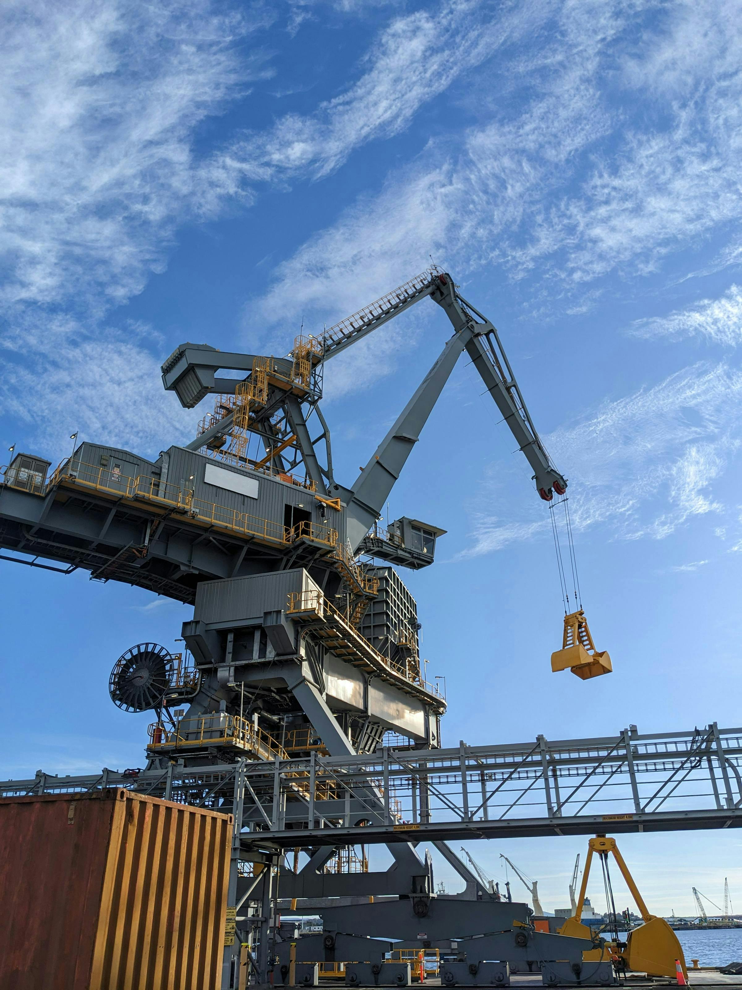 Figure 3: The crane can operate at full productivity, with luffing motions completing in about 22 seconds. Figure 3: The crane can operate at full productivity, with luffing motions completing in about 22 seconds.