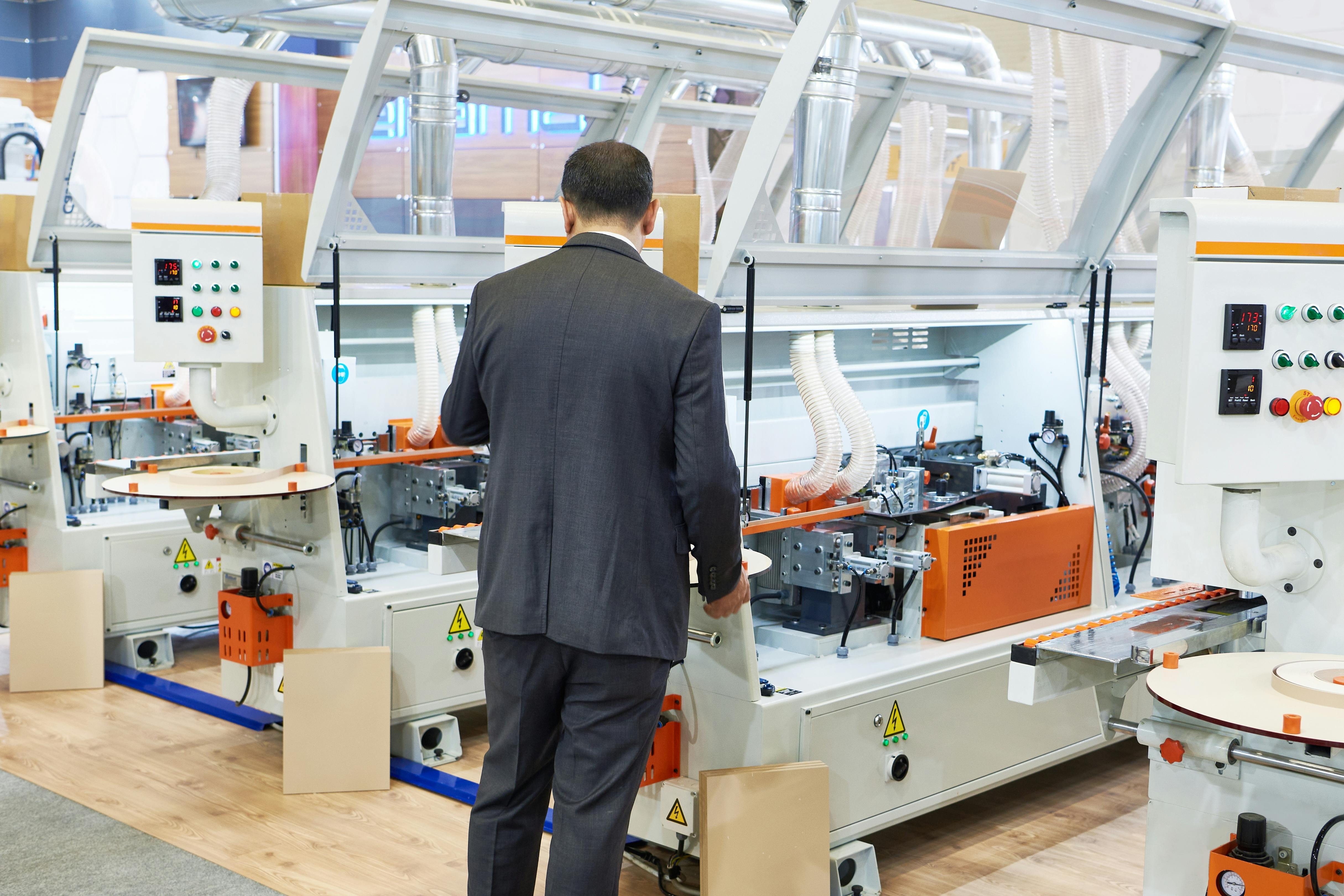 Single sided automatic edge banders on factory