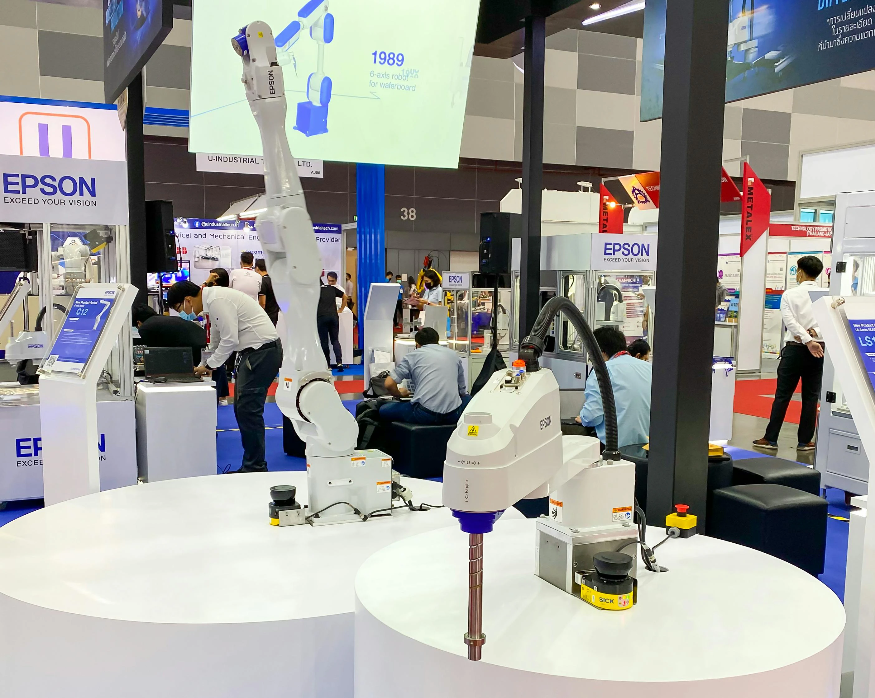 Robot arm form EPSON working show it to customers in Metalex 2020 exhibition at Bitec Bangna exhibition hall